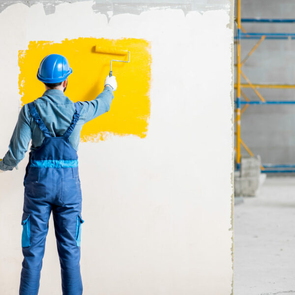 Expert peintre dans un chantier de construction
